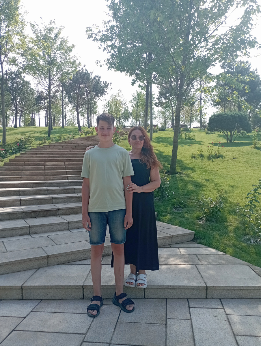 На Дзене я Василиса) Мне 57 лет. В жизни я мама троих детей и жена "молодого" мужа. Пенсионерка, преподаватель танцев и мама подростка. На Дзене пишу о своей жизни, то худею, то толстею...Давайте знакомиться