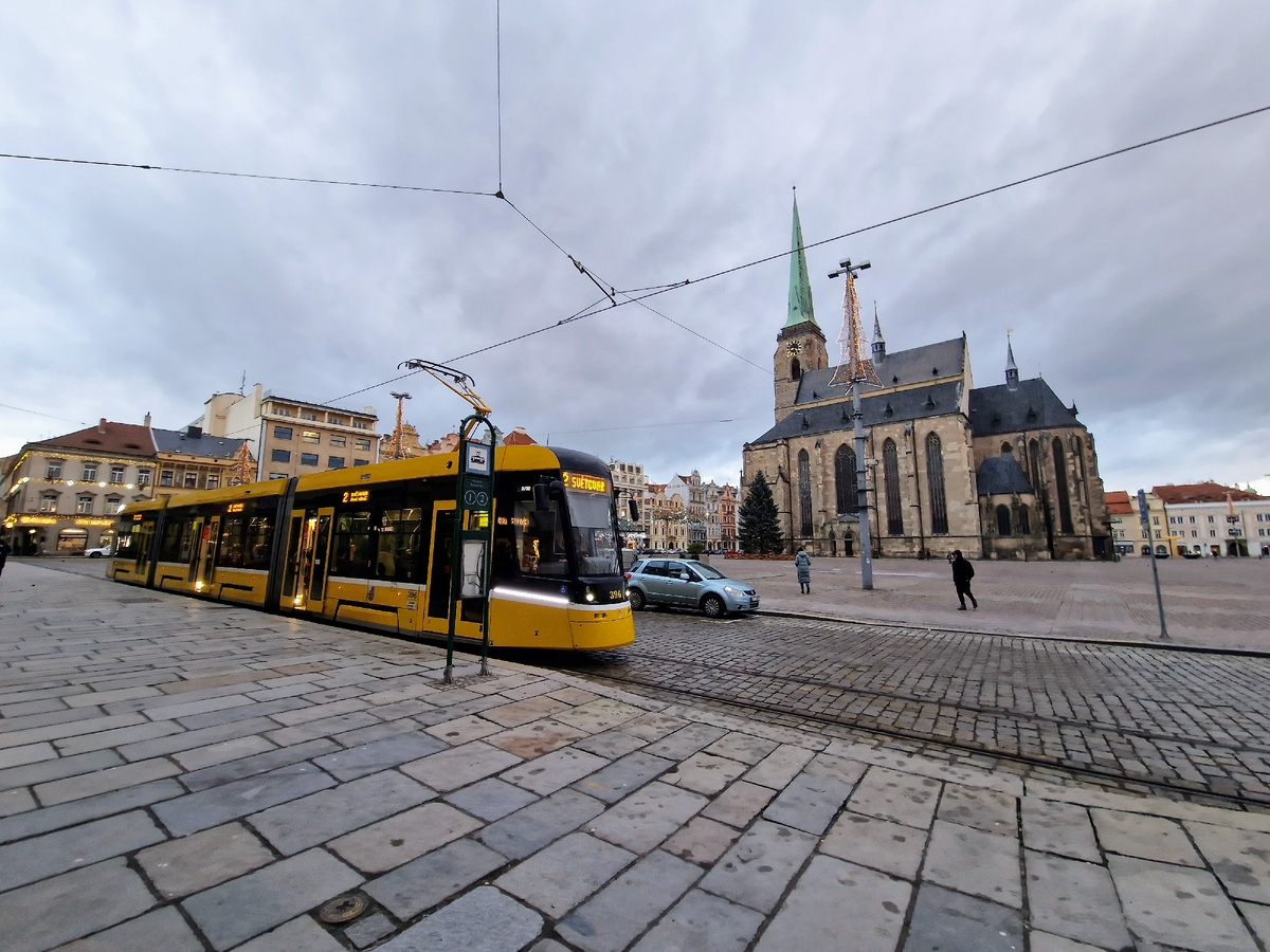 фото автора: а вот и трамвай..у нас в городе они жёлтые обычно. А троллейбусы зеленые. А автобусы красные.