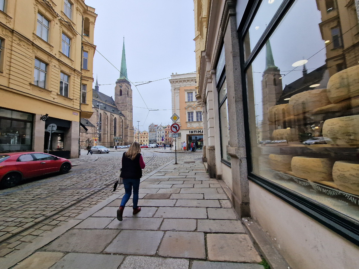 фото автора: просто фото города..нет у меня фото человека, бегущего на трамвай. Так что человек отдельно и трамвай отдельно.