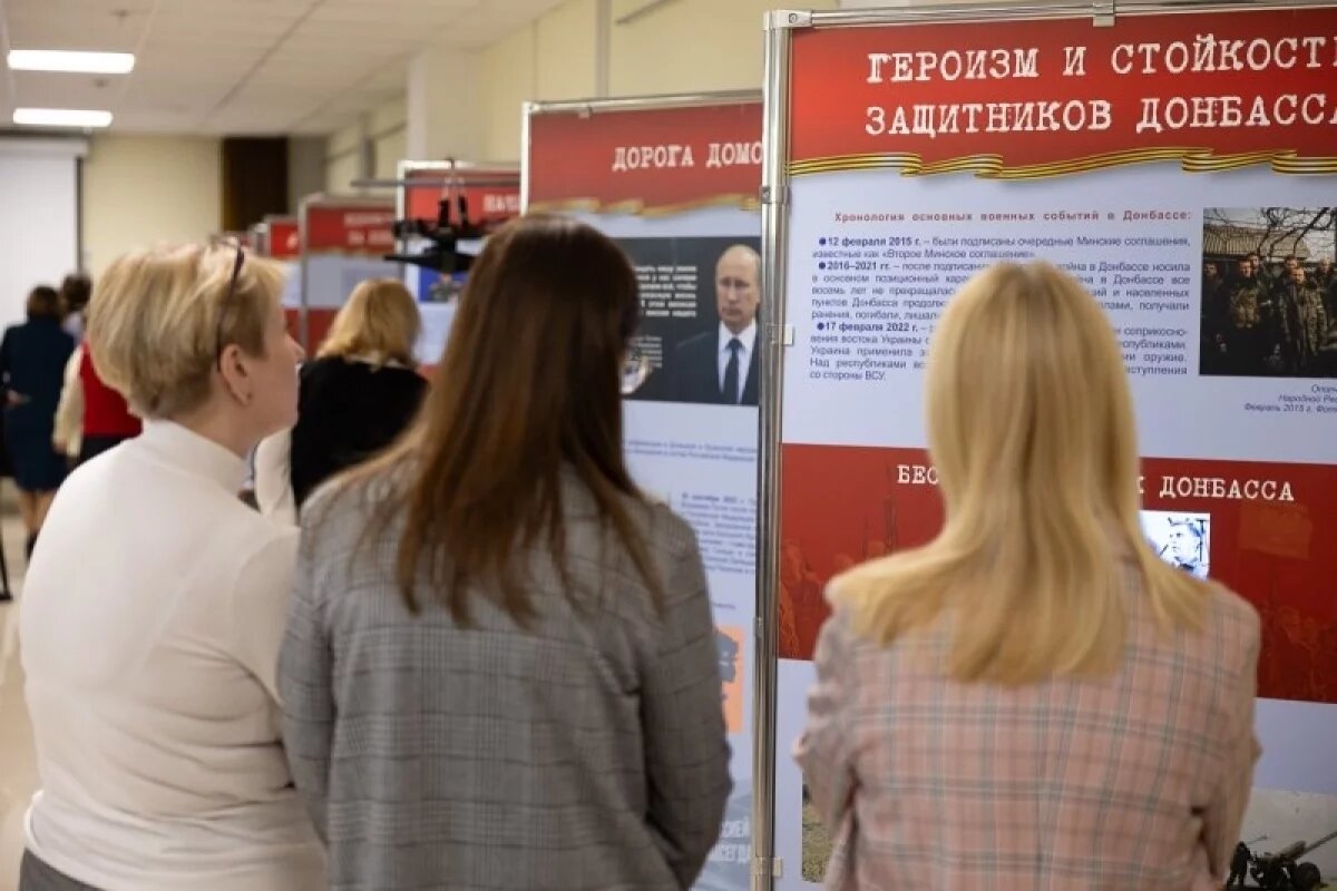    В Пскове открыли выставку «Чужие и СВОи. Обличья и лица»