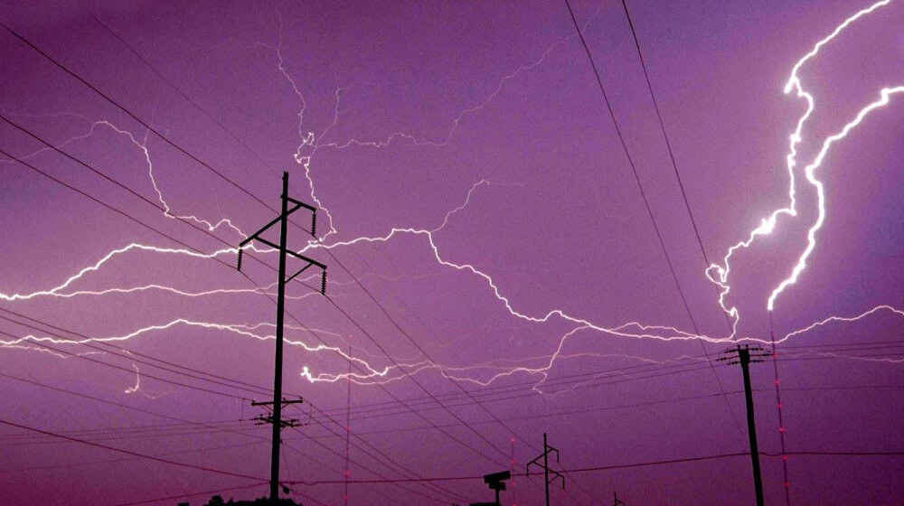    Молния способна вызвать скачок напряжения, из-за которого сгорают телевизоры, компьютеры и даже холодильники. Источник изображения: dzen.ru