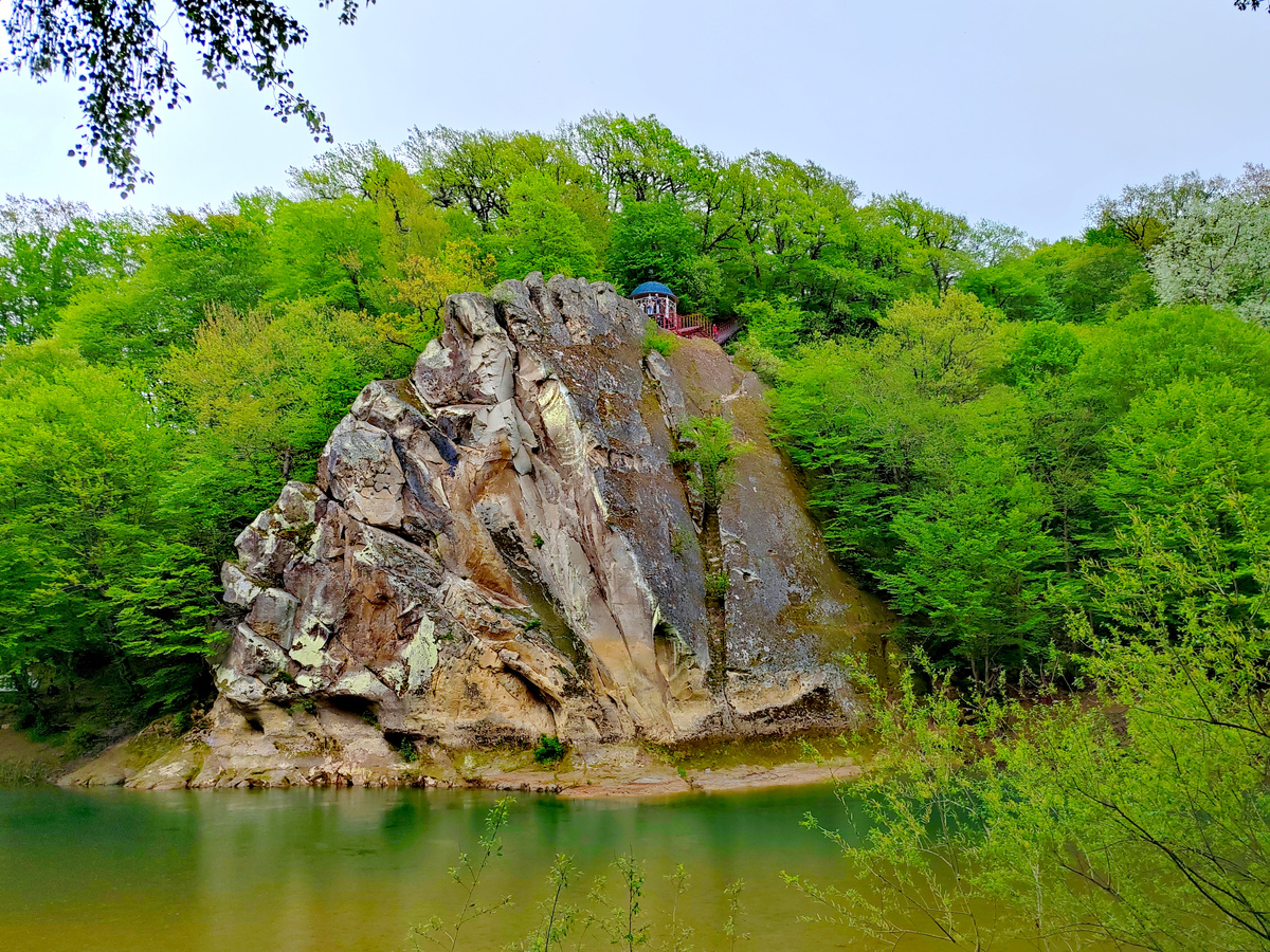 Скала Петушок, город Горячий Ключ. Вид с противоположного берега реки Псекупс. Фото автора