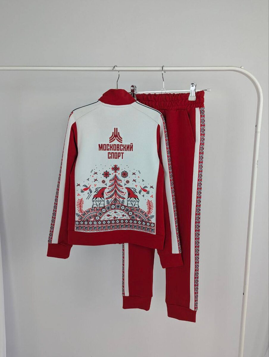 Мезенская роспись на спортивном костюме
