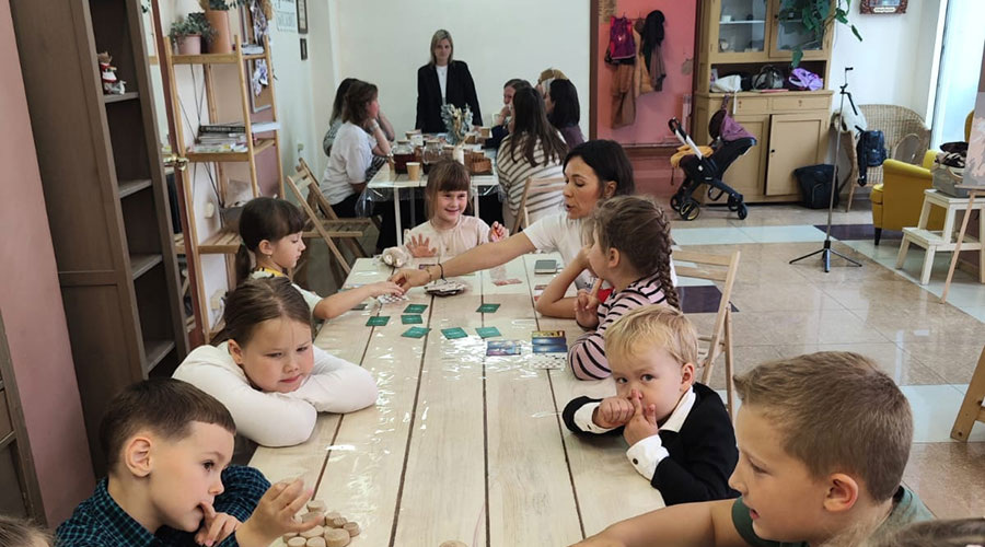 Пока психолог Наталья Барышникова надолго увлекла маленьких читателей настольными играми, Логопед Ксения Зыкова рассказала полевским мамам, как домашними занятиями помочь детям решить логопедические проблемы