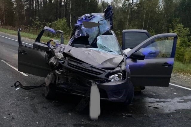    На попавшую в аварию машину страшно смотреть. Фото: Госавтоинспекция Кировской области