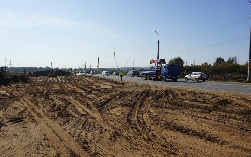  Сейчас рабочие заняты расчисткой и подготовкой придорожной территории к расширению основной и обустройству временных дорог. Фото: Миндортранс УР