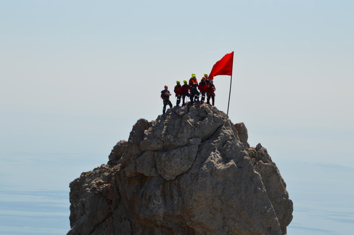 Водружения копии Знамени Победы на Ай-Петри // Фото со страницы ГКУ РК «Крым-Спас» в ВК