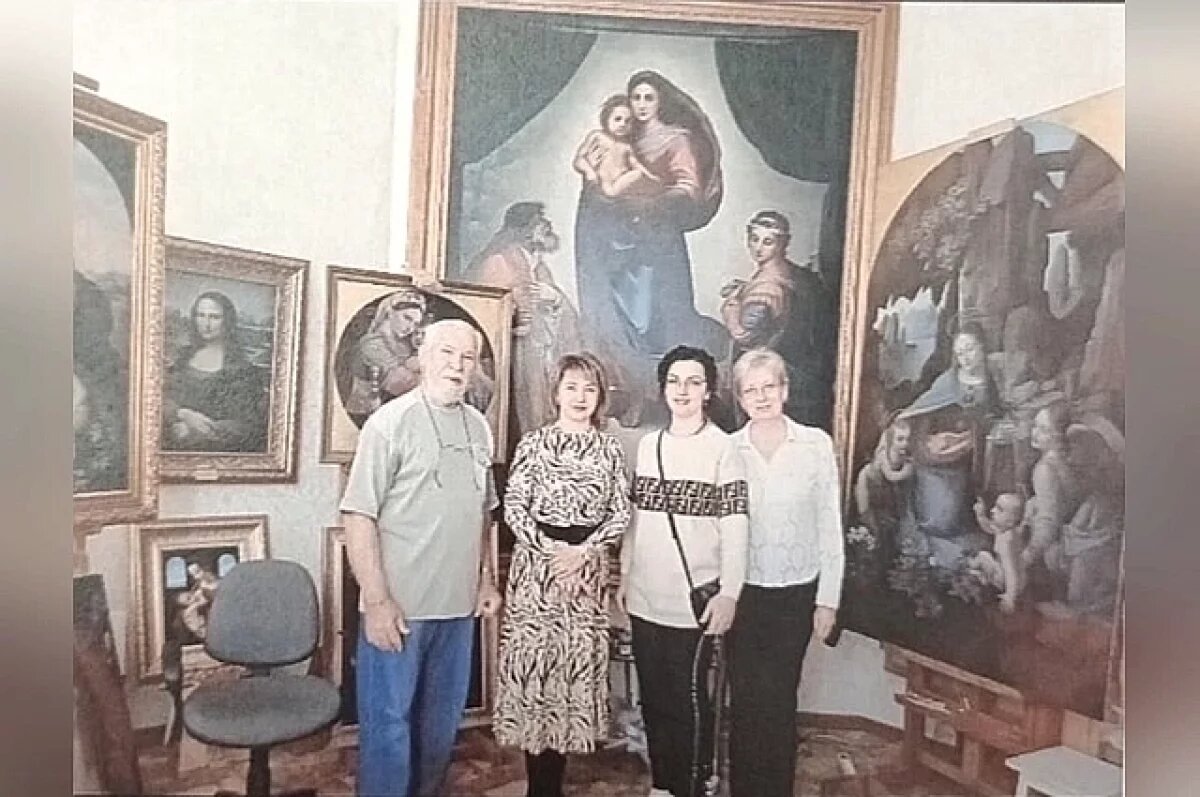    Мастерская художника была заставлена копиями работ великих мастеров.