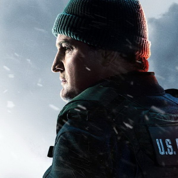     Джейсон Кларк ищет опасных заключенных на Аляске в трейлере «Последнего рубежа»