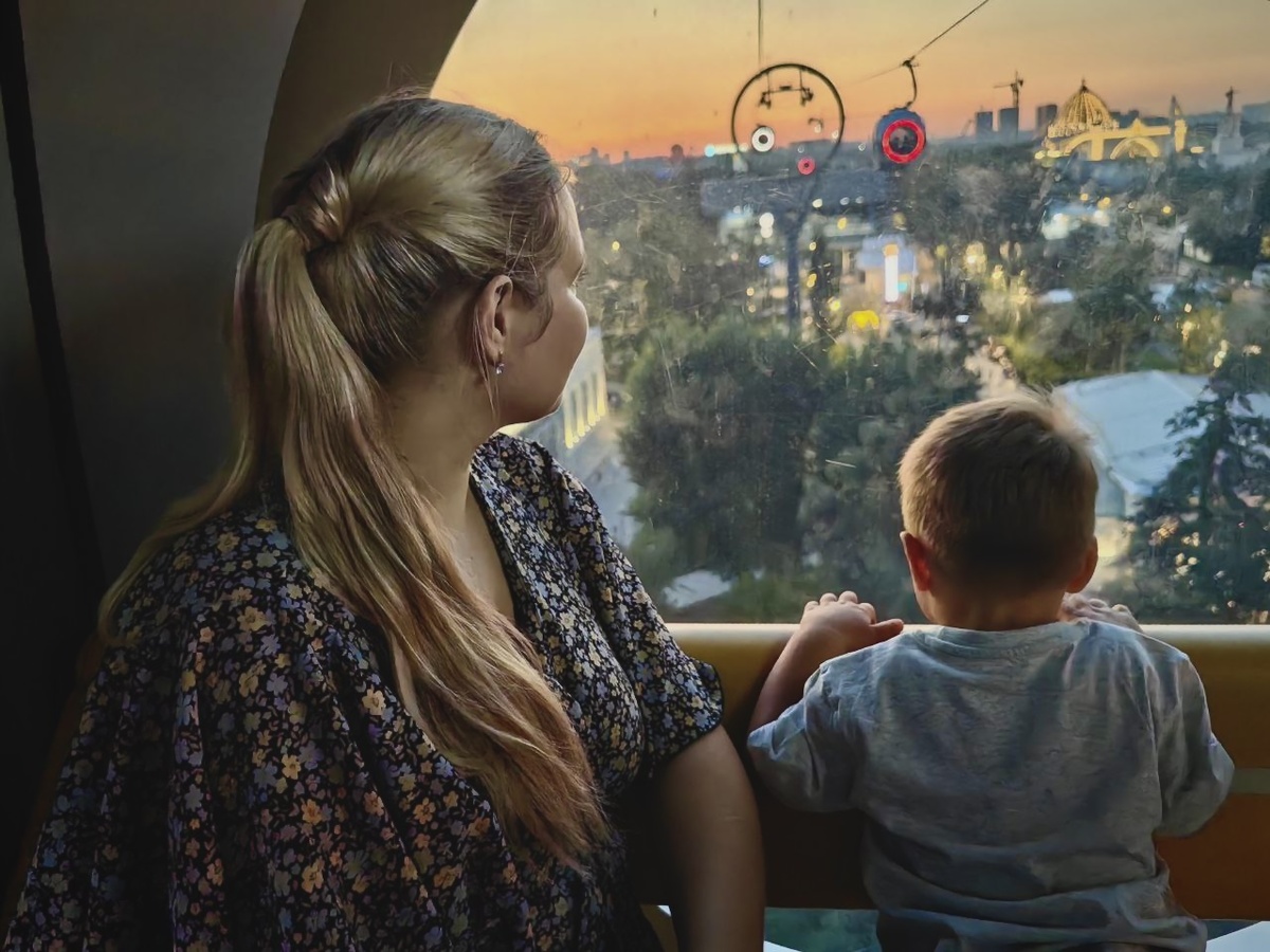 Я и мой сын Савелий на канатной дороге на ВДНХ.