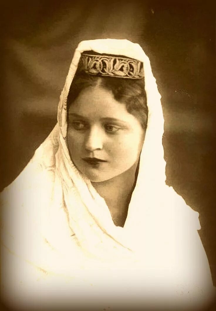 И обязательно именно с такими шапочками. Ну, шоб не разочаровать приезжих🤷‍♀️