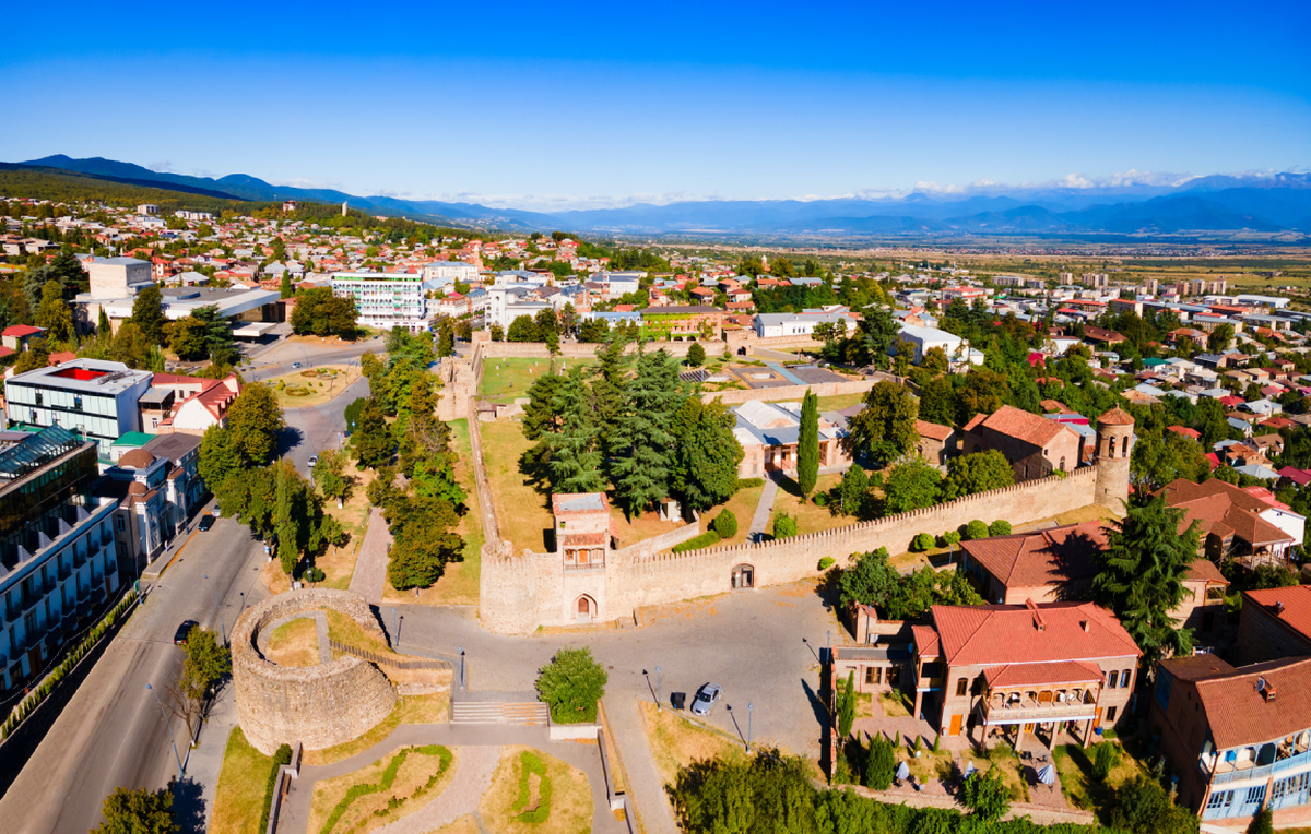 Панорамный вид с воздуха на крепость Батонис Цихе в Телави. Источник фото: www.shutterstock.com