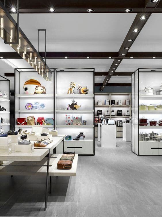 Потолок в магазине подбирайте под задачи