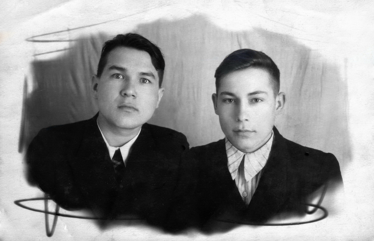 Фото из архива автора. 1950-е, справа Карпович Г.А. (средний брат моей мамы)