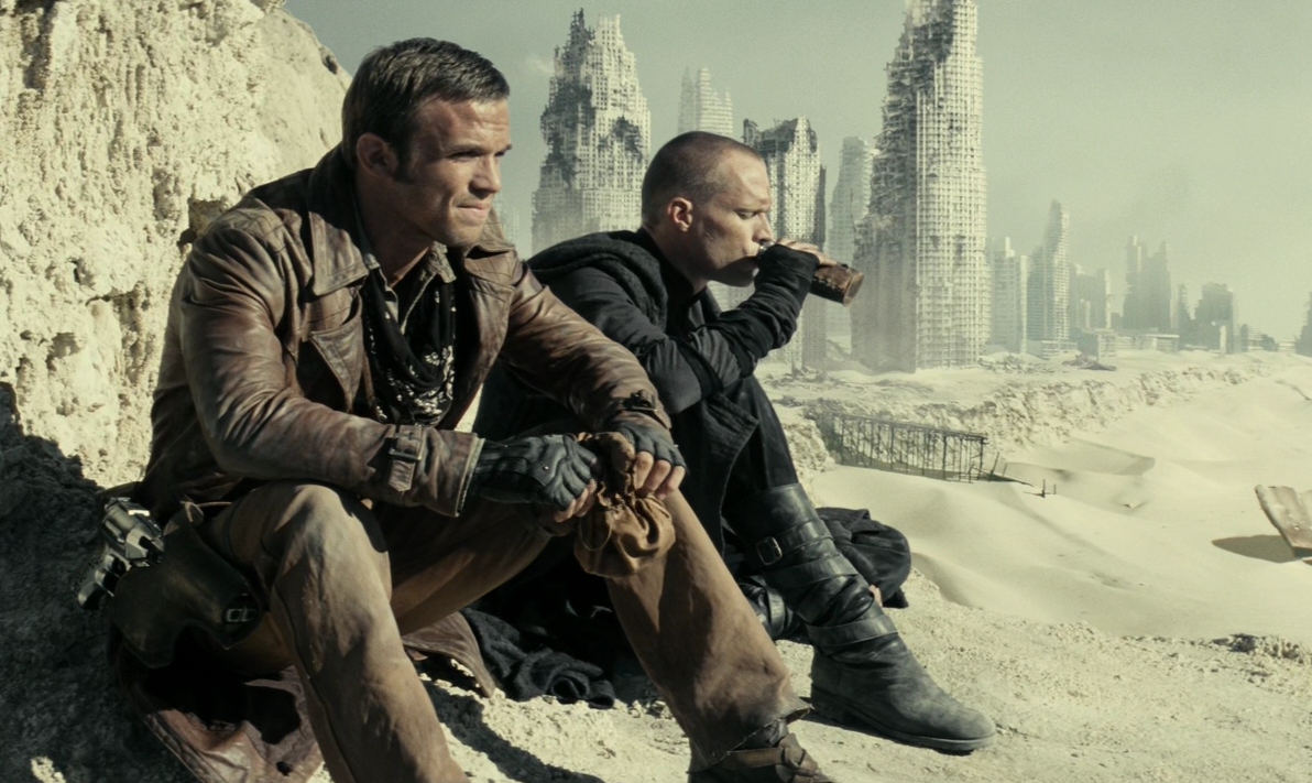 Кадр из х/ф "Пастырь". В кадре Кэм Жиганде и Пол Беттани. 