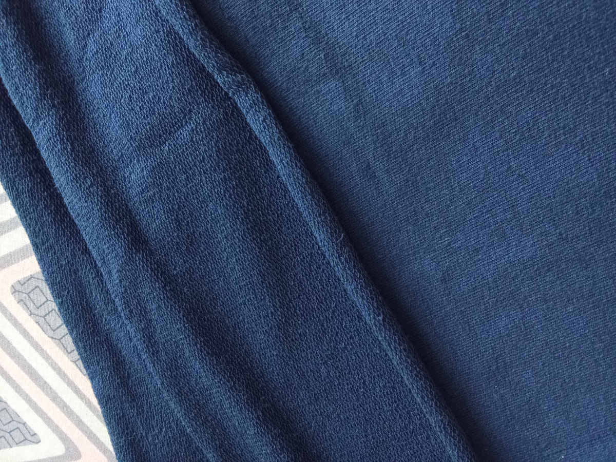 Ткань футер . Лицевая сторона - гладь, на нее легко нанести принт. Изнанка рыхлая и имеет вид кирпичной кладки, тем самым,  это способствует сохранению тепла тела.