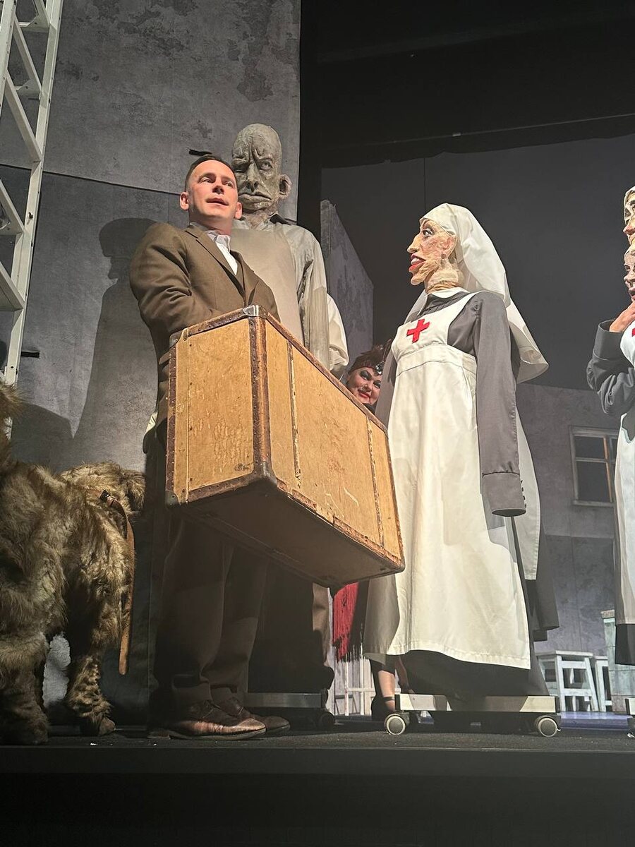 Приезд Полякова. Спектакль «Записки юного врача». Белорусский государственный театр кукол. Фото автора.