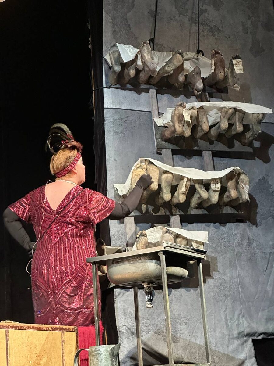 Мертвецкая. Спектакль «Записки юного врача». Белорусский государственный театр кукол. Фото автора.