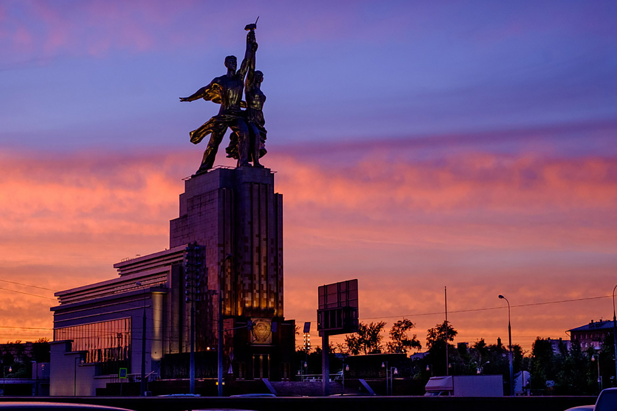    Памятник «Рабочий и колхозница»