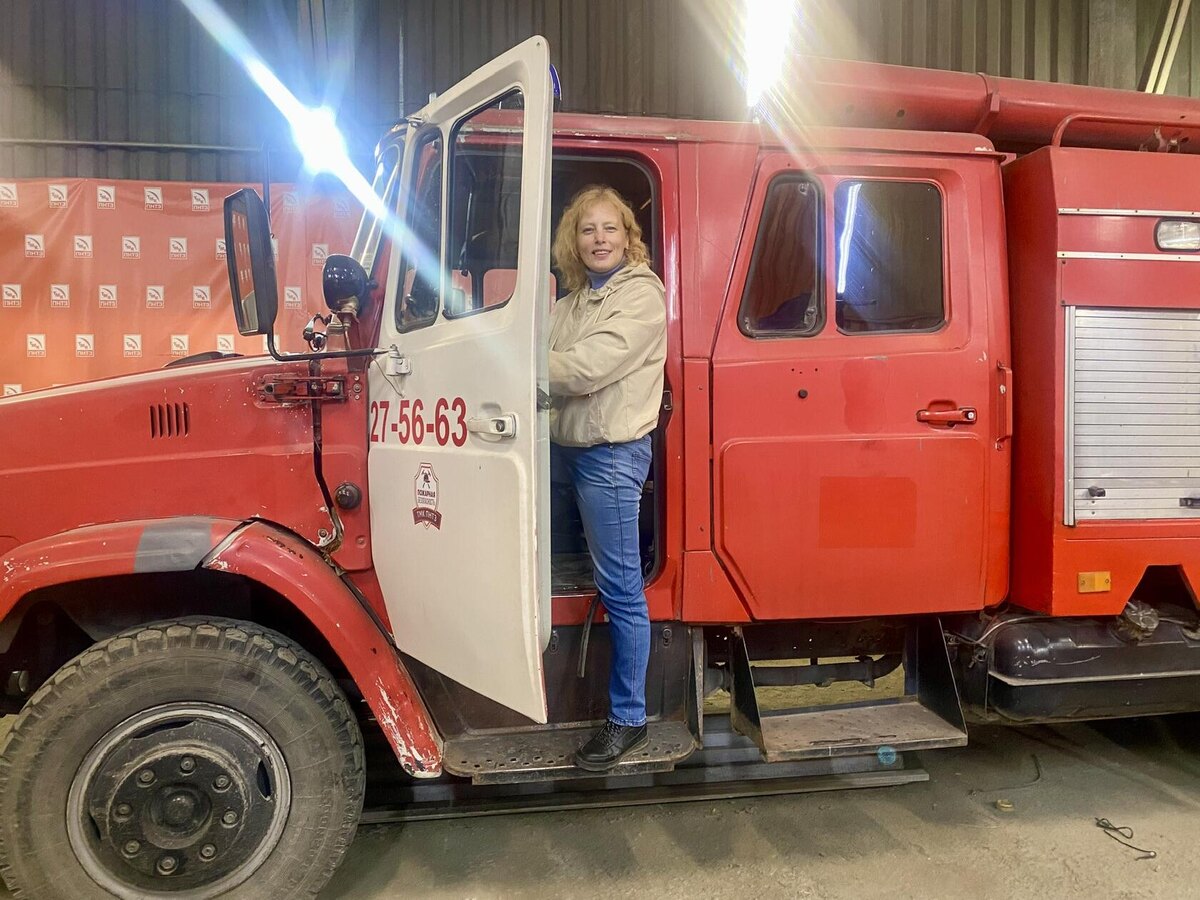 Пока Алексей трос натягивал, мы с Натальей развлекались на списанной пожарной машине