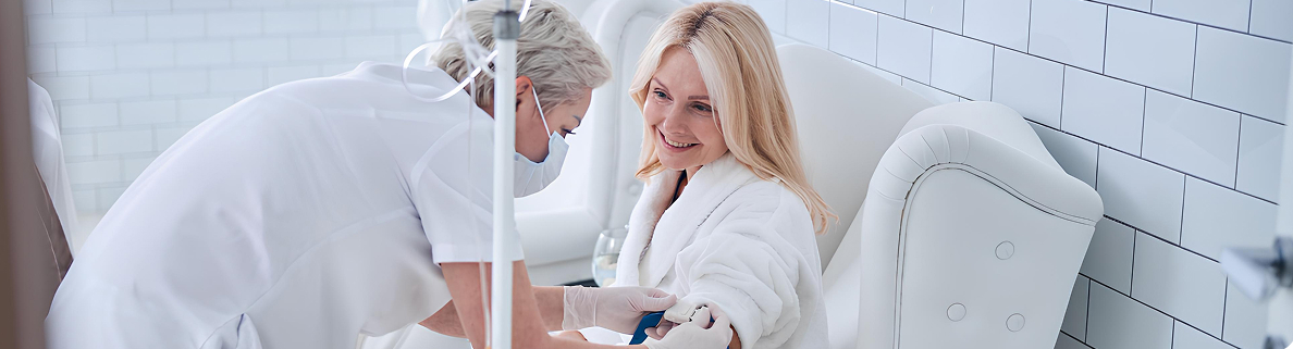 
Но что, если бы можно было обойти эту систему и доставить витамины напрямую в «штаб-квартиру» вашего организма - в кровь? Это не фантастика, а популярная процедура - IV-терапия.