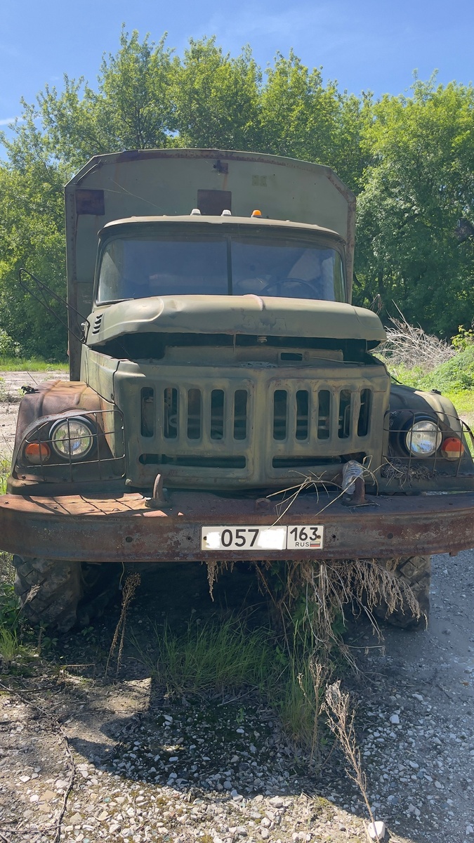 Этот ЗИЛ приехал к нам от строительной фирмы. Владелец сказал: “Берите, он уже 6 лет стоит. Ни разу не заводился”. Мы посмотрели — и поняли: это не машина. Это — склеп. Стоит будка “кунг”. Внутри — ничего. Только пыль. И запах старого масла.