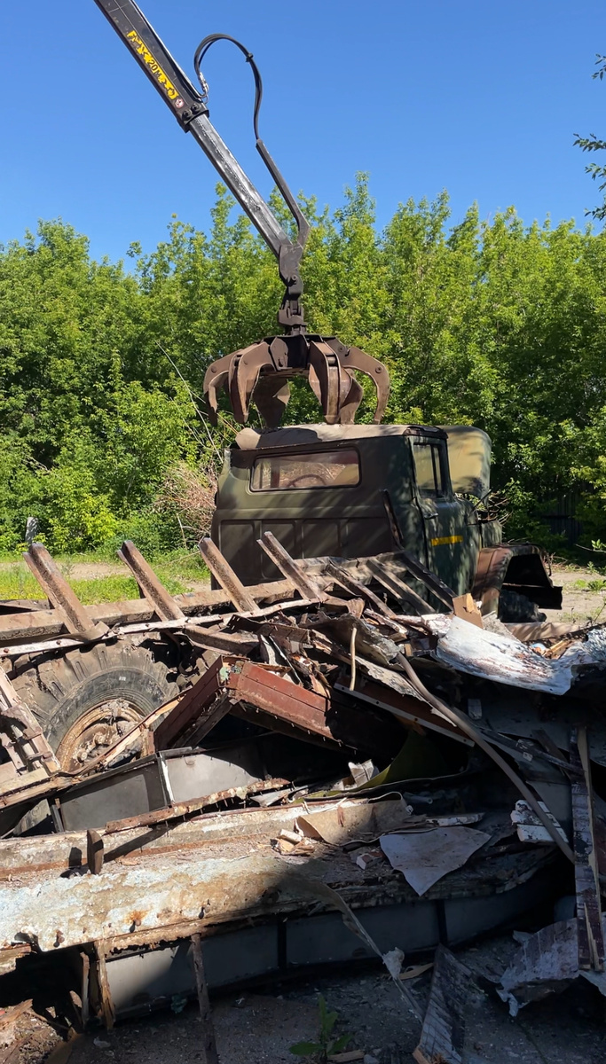 «Эти педали — нажимались в -40°. Этот руль — держали руками, которые знали, что “запасной” — это не слово, а реальность. Эти швы на сиденье — были простеганы самим водителем. Не потому что надо. А потому что… он не хотел, чтобы сиденье развалилось.»