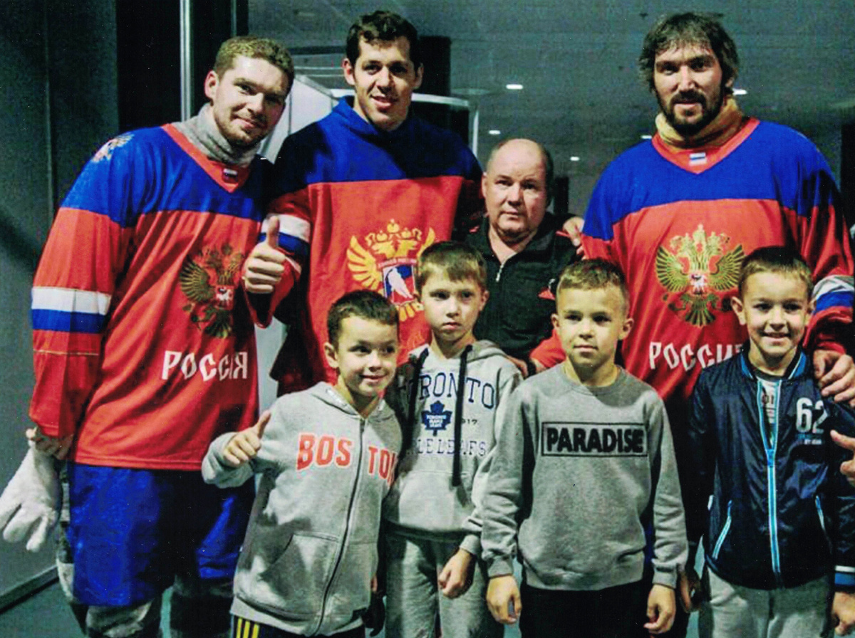 Тренер нашего клуба Дмитрий Иванович Теплыгин, двукратный чемпион мира Евгений Кузнецов, двукратный чемпион мира Евгений Малкин и  трёхкратный чемпион мира Александр Овечкин, а также юные любители хоккея