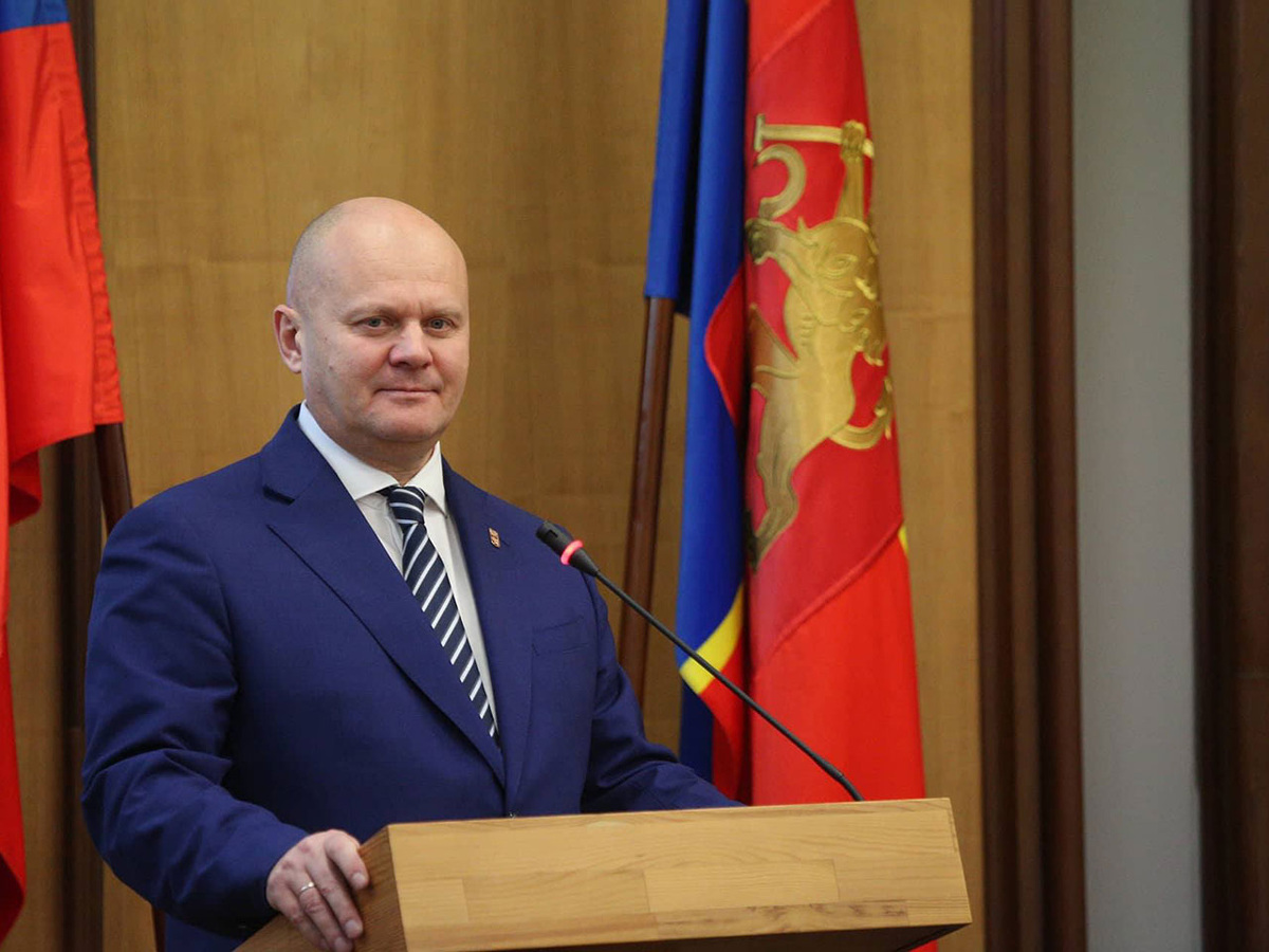     Владислав Логинов по совпадению пробыл мэром Красноярска ровно три года: с 16 сентября 2022 по 16 сентября 2025-го. Горсовет и выбирал главу города, и лишал его полномочий