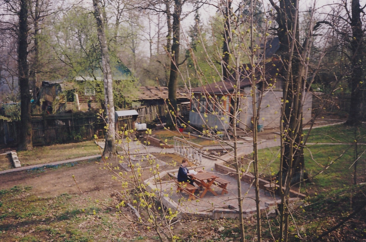 Дом одет в "саркофаг", спроектированный мной и выполненный моим мужем и мужем сестры. Весна 1999 г.