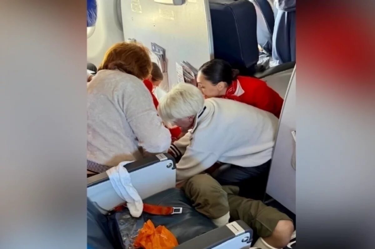    Сотрудница красноярского минздрава в самолете спасла ветерана СВО