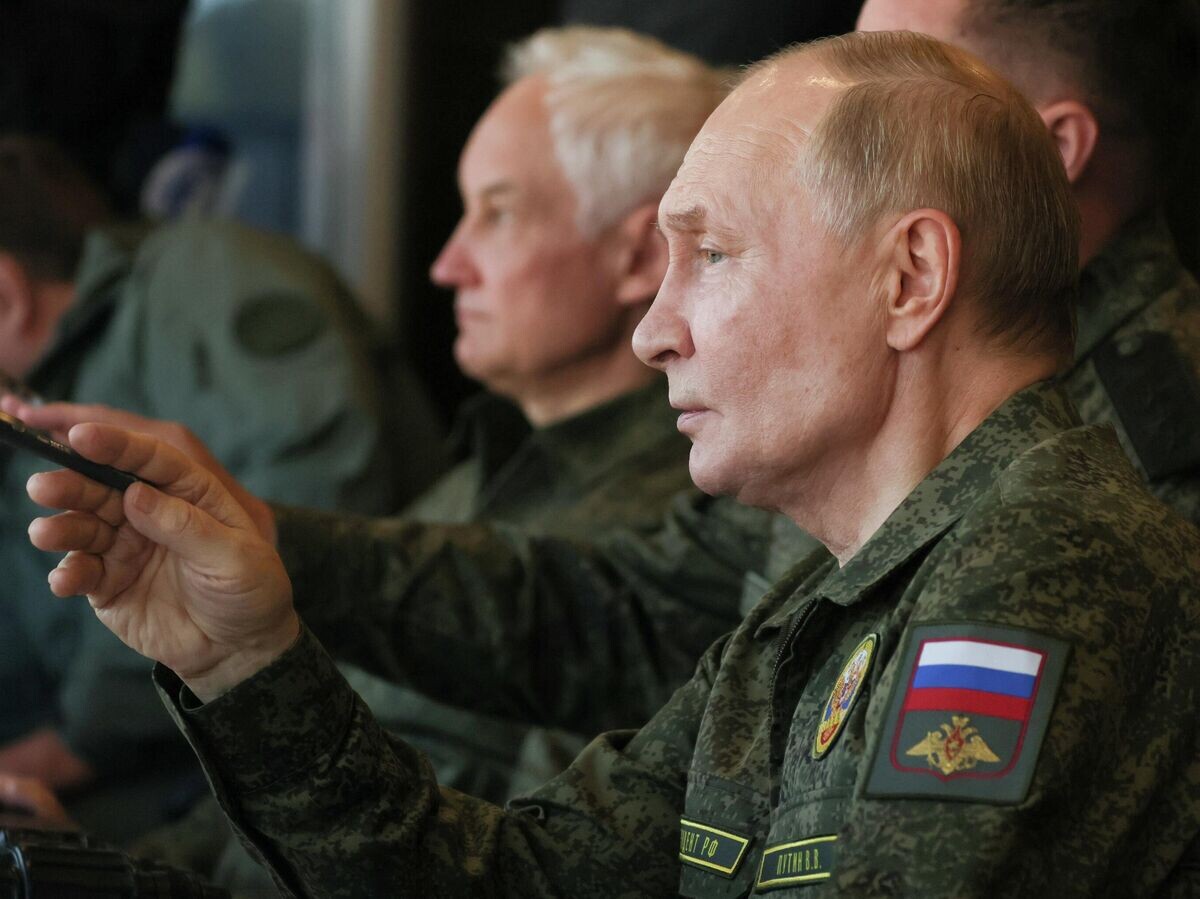    Президент России Владимир Путин наблюдает из командного пункта за действиями войск на совместном стратегическом учении России и Белоруссии "Запад-2025" в Нижегородской области© РИА Новости / POOL