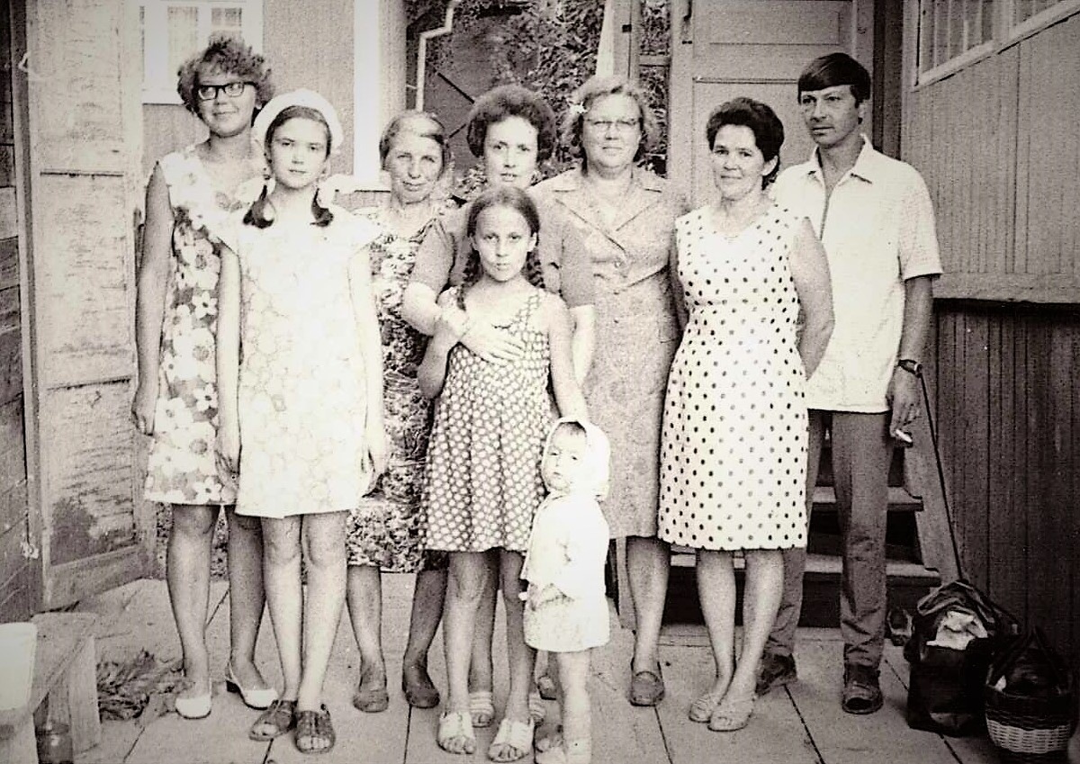 Семья Медведевых с родственниками на мичуринском участке. Слева направо: Чазова (Медведева) Светлана Викторовна, Григорьева Ольга Викторовна?, Медведева (Санникова) Александра Степановна, Шилова (Медведева) Алевтина Анатольевна, ее дочери Шилова Елена Анатольевна и Шилова Лариса Анатольевна, Медведева (Наговицына) Зинаида Павловна, Григорьева Лидия Александровна, Шилов Анатолий Георгиевич 