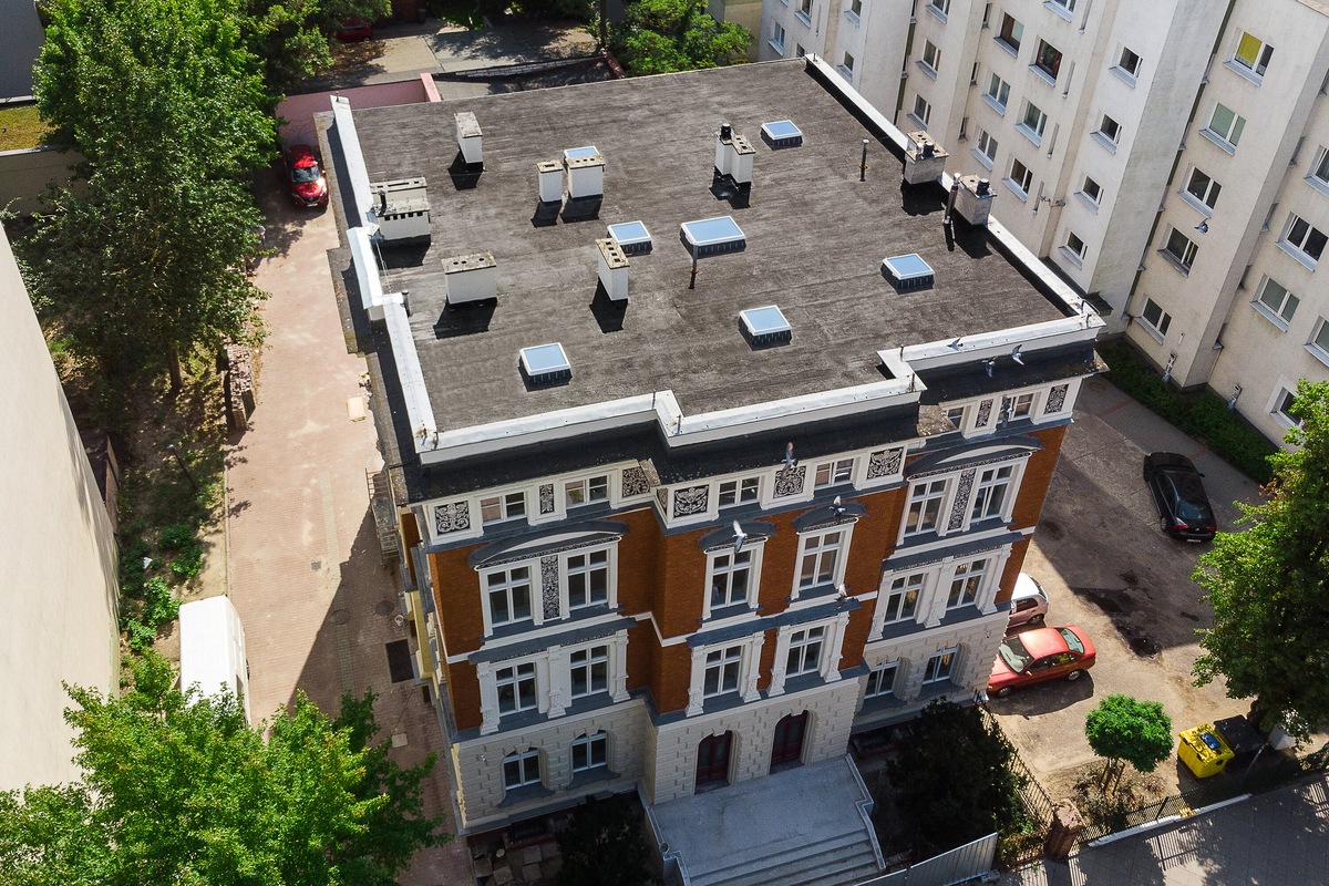 Зенитные фонари на крыше многоквартирного жилого дома