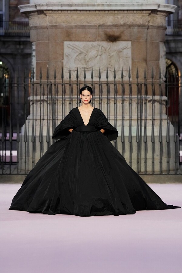 Carolina Herrera Весна-Лето 2026 на Пласа Майор, Мадрид, Испания (18 сентября 2025 г.).