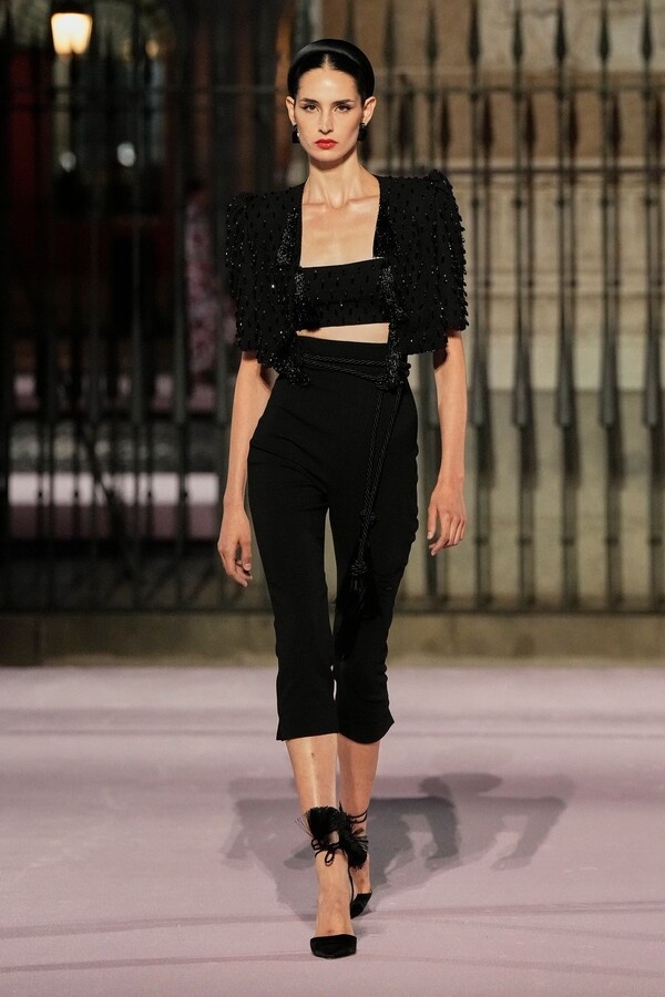 Carolina Herrera Весна-Лето 2026 на Пласа Майор, Мадрид, Испания (18 сентября 2025 г.).