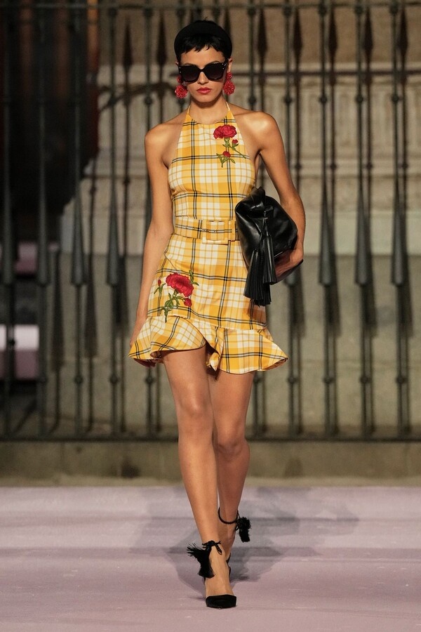 Carolina Herrera Весна-Лето 2026 на Пласа Майор, Мадрид, Испания (18 сентября 2025 г.).