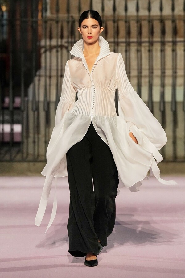 Carolina Herrera Весна-Лето 2026 на Пласа Майор, Мадрид, Испания (18 сентября 2025 г.).