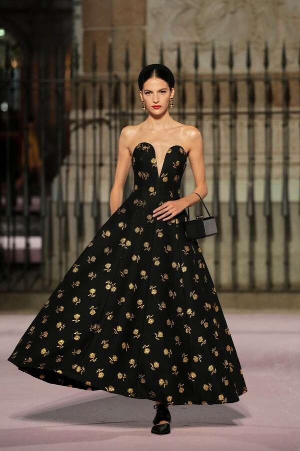 Carolina Herrera Весна-Лето 2026 на Пласа Майор, Мадрид, Испания (18 сентября 2025 г.).