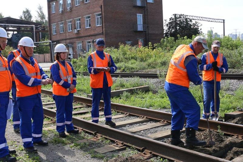    Фото в материале предоставлены пресс-службой «ВИЗ-Стали» / Сотрудники завода сдают профессиональный экзамен