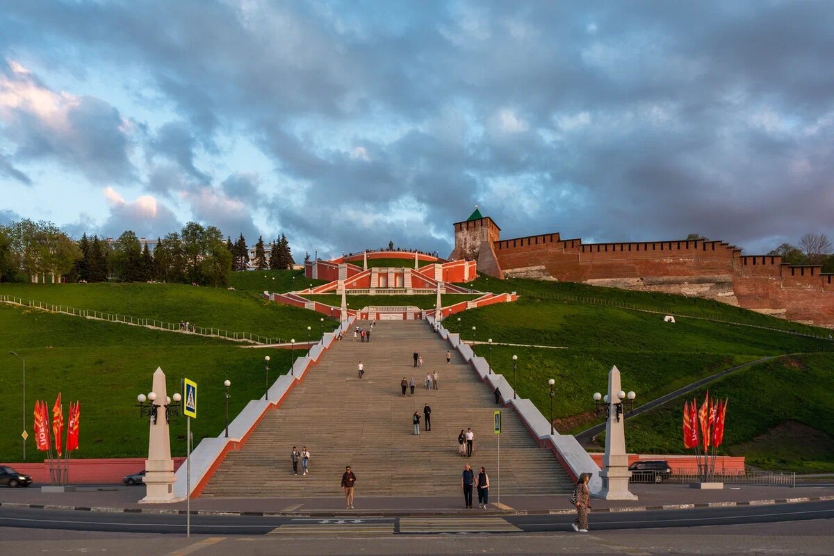 Чкаловской лестница стала называться потому, что спускается к Волге от памятника Валерию Чкалову, стоящего на откосе