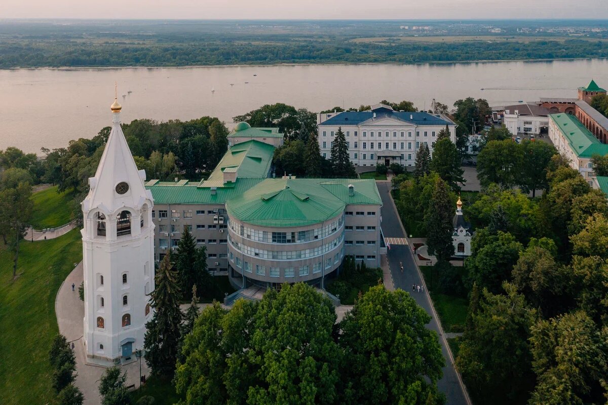 Дом Советов и колокольня Спасо-Преображенского собора в Кремле