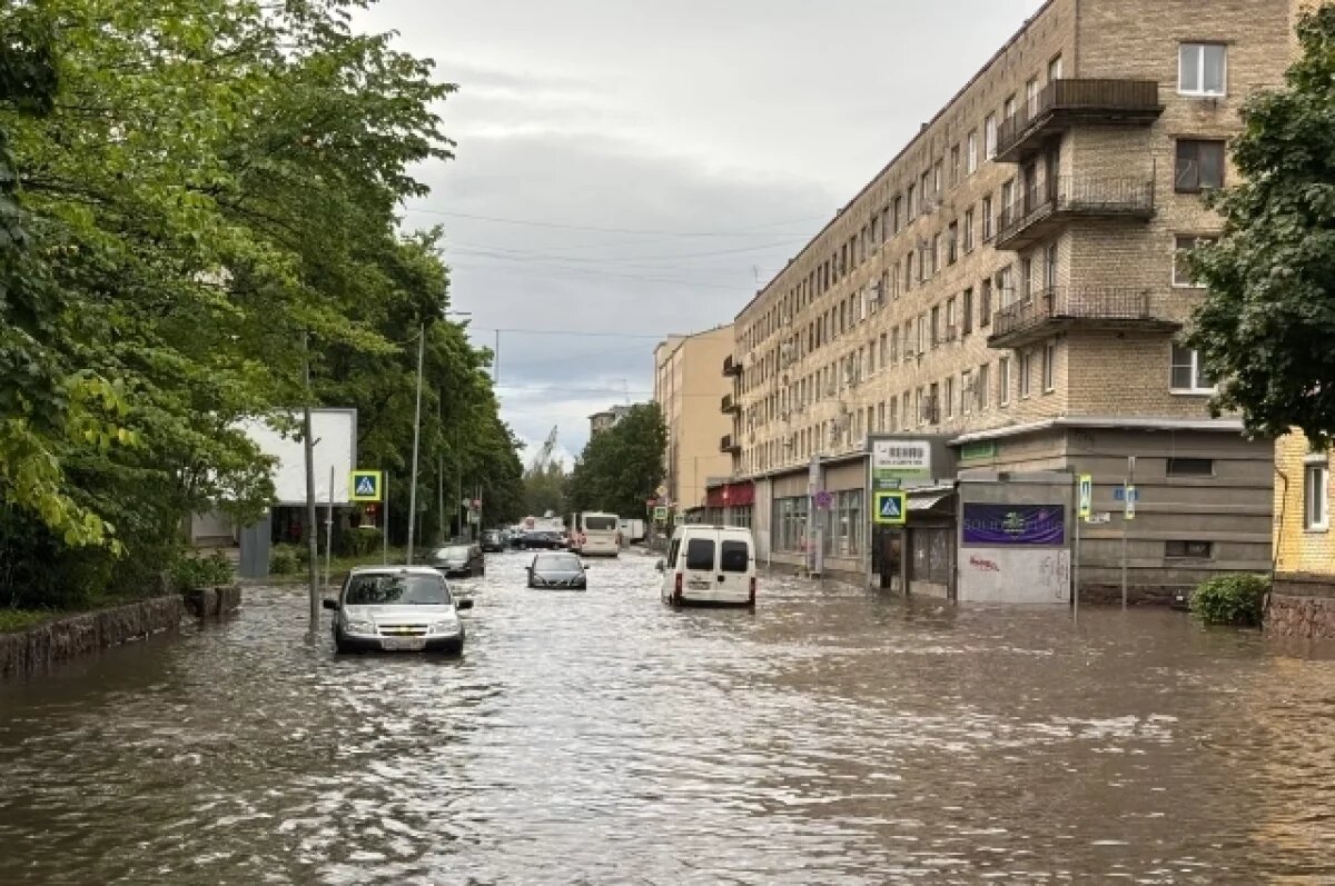    На работу только вплавь.