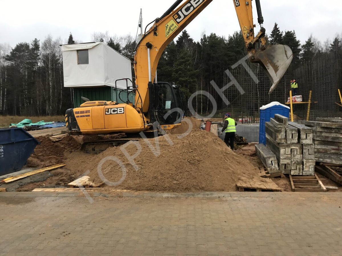 Производство земляных работ с применением гусеничного экскаватора.