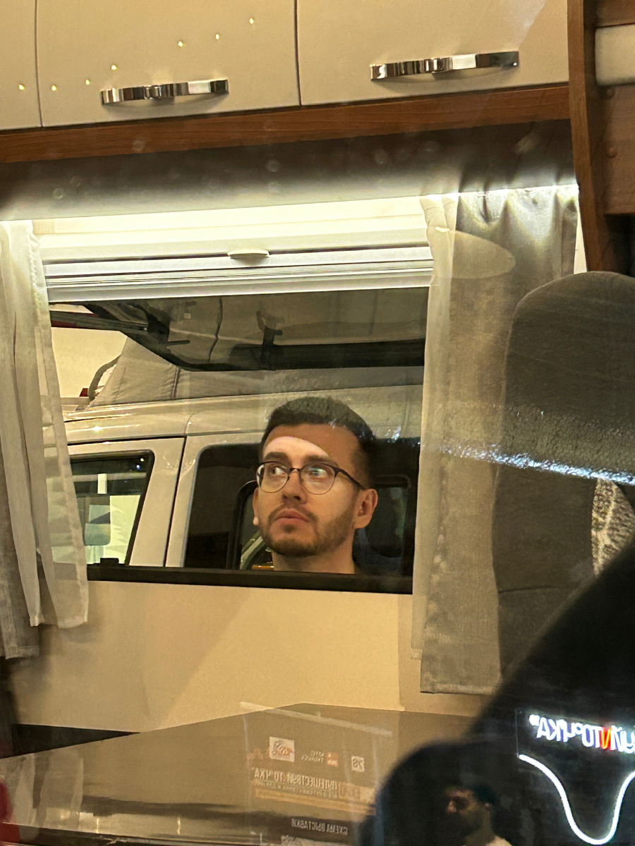 Пару лет назад на выстовке автодомов Данил заглядывает в окно самого большого из представленных