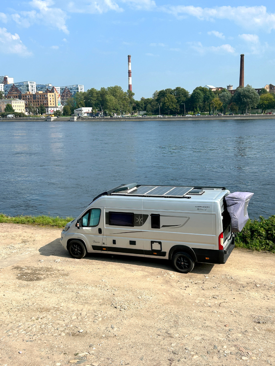 Сейчас на нашем автодоме стоят три солнечные панели каждая на 200 Вт