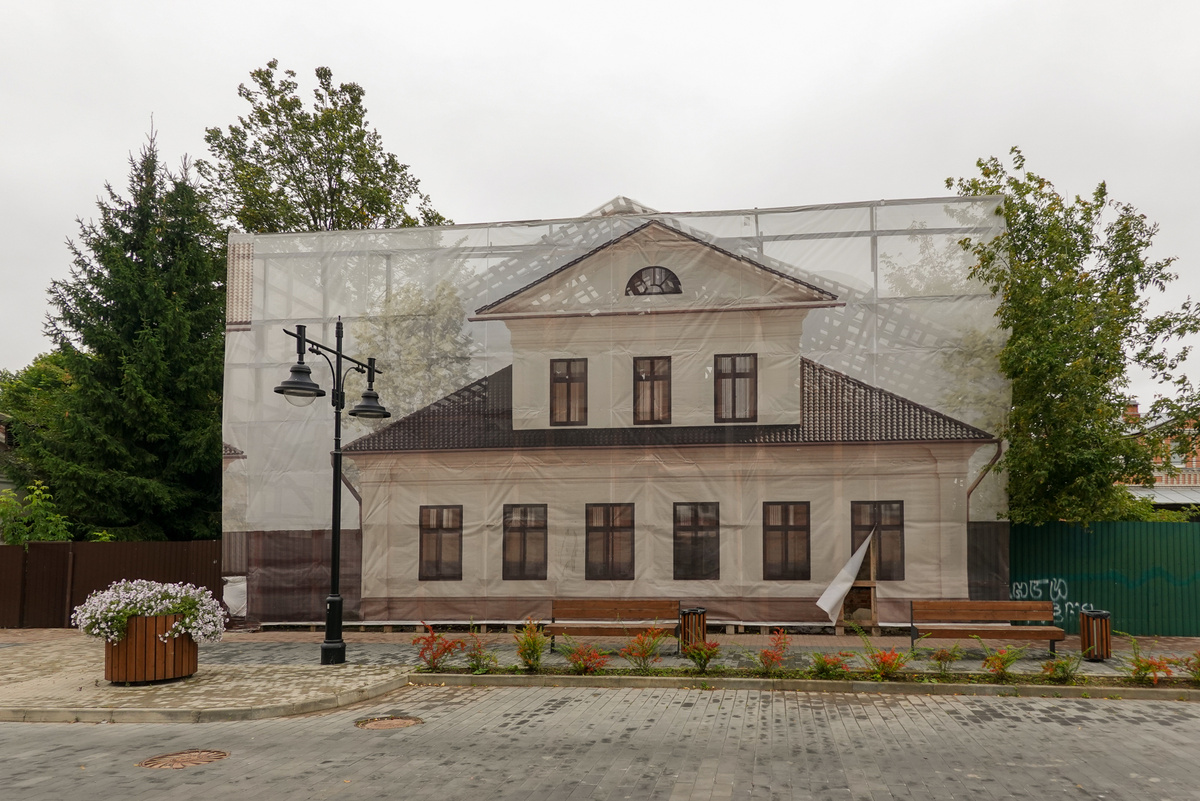 Дом Тугариновых. Спасская улица, 29. Почти все здания по нечётной стороны улицы вот в таком неприглядном виде.