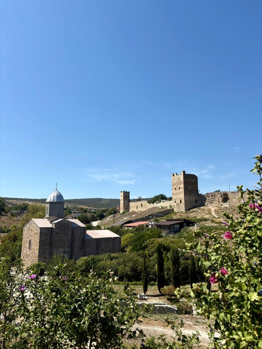 Прекрасный вид на Генуэзскую крепость. Август 2025г. Фото автора.