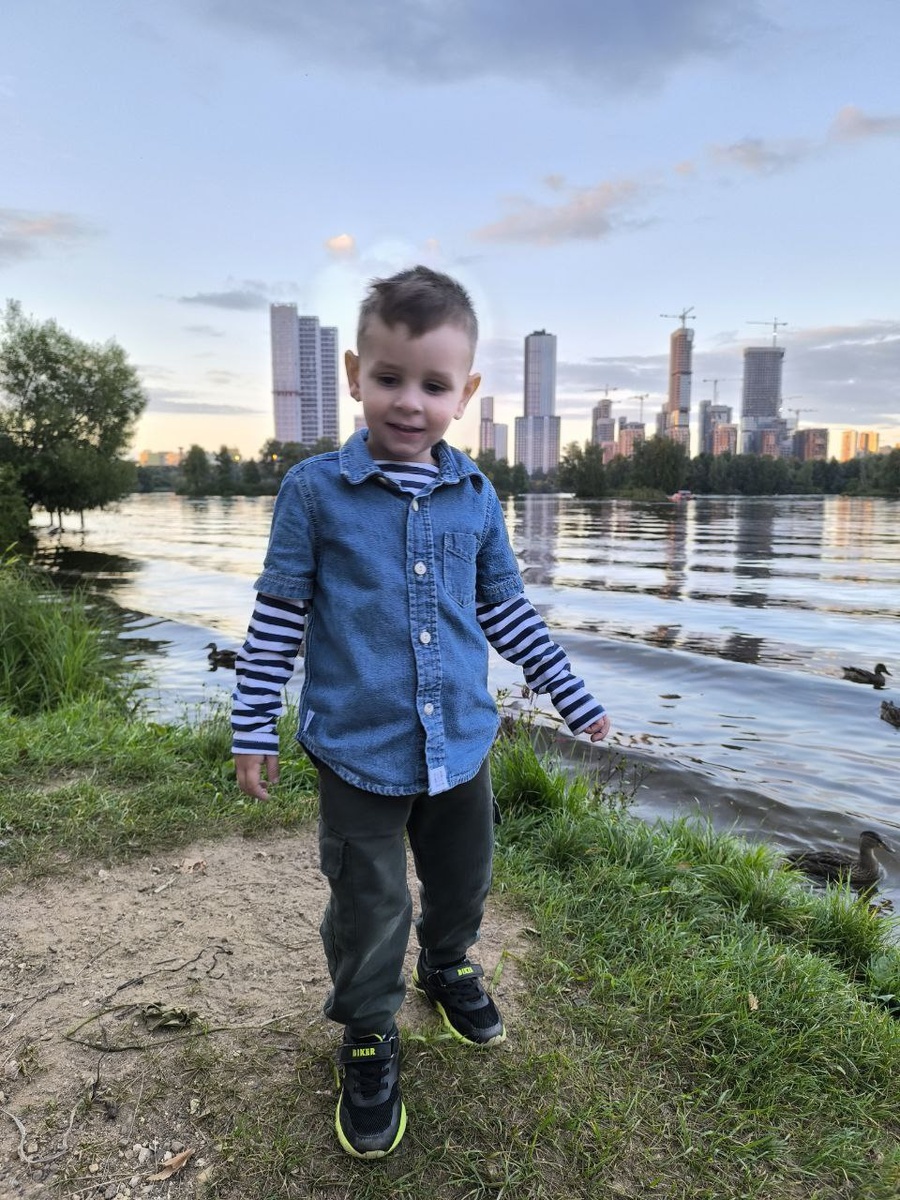 Фильтр на телефоне решил дорисовать что-то вокруг головы)