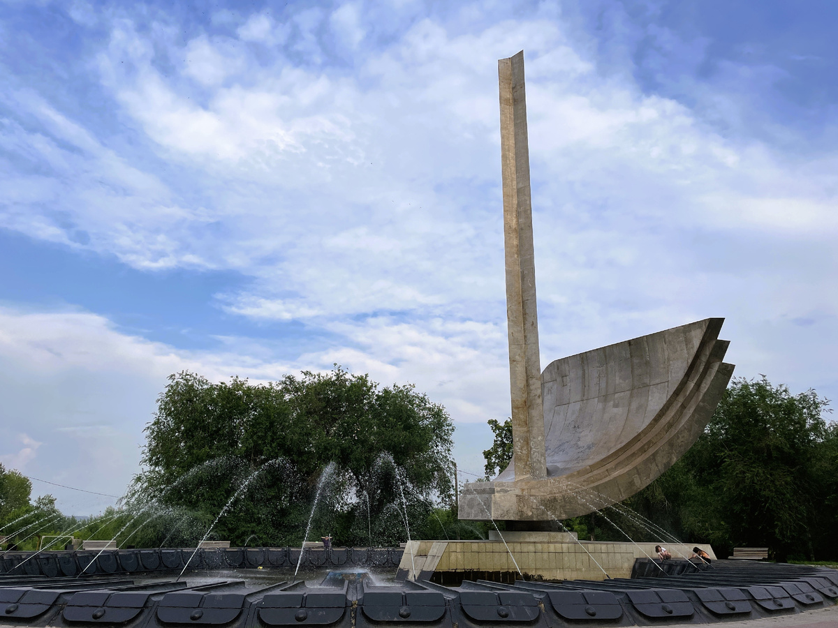 Стела в честь 50-летия ММК